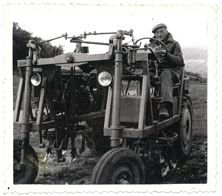MARIUS FICHET sur tracteur en 1958
